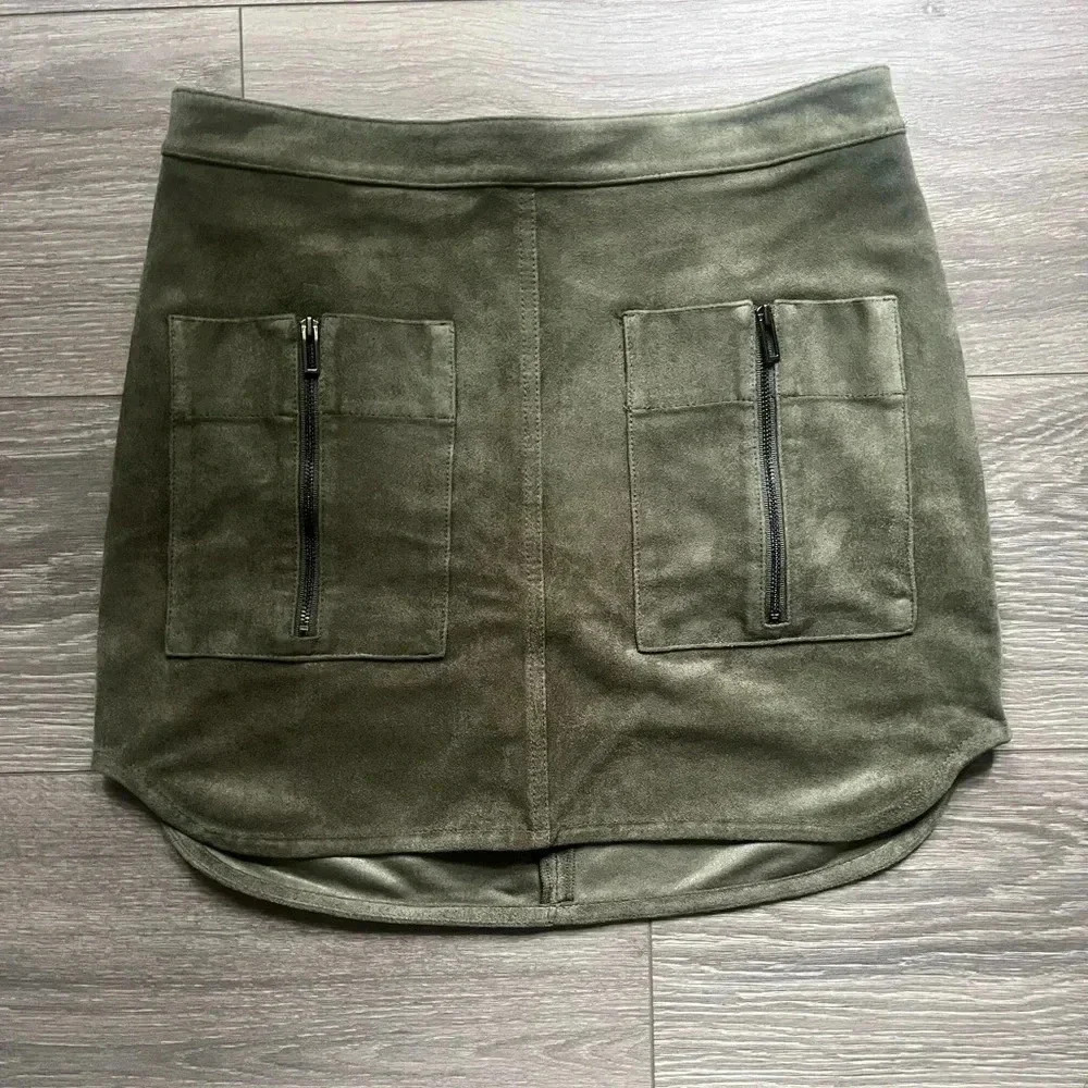 BCBGMaxAzria Faux Suede Olive Mini Skirt with Zipper Pockets Size XXS
